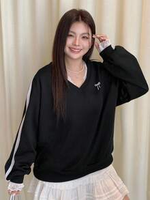 Dazy Plus V領對比蕾絲緞帶休閒蝴蝶結印花寬鬆大尺碼女款衛衣，秋季 - 黑色 - 查看 7