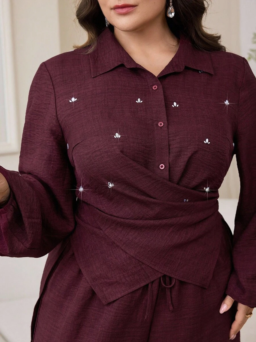 Modelyn Conjunto de 2 piezas de camisa y pantalones con envolvente cruzado y decoración de rhinestones para tallas grandes