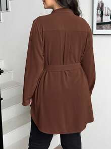 SHEIN Essnce 大码女式秋冬宽松休闲长袖棕色长衬衫，V领，适合工作、教师、返校、办公室穿着，秋季上衣 - 棕色 - 查看 2