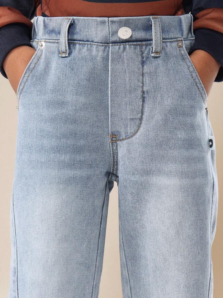 솔기 디테일과 와이드 레그가 돋보이는 풀온 데님 진