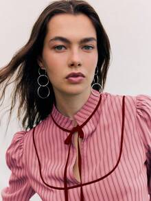 Nöista 条纹衬衫，采用醒目的袖子和系带领设计。适合返校季或职场女性。专业又不失俏皮——提升你的商务休闲或工作风格 - 玫瑰紅 - 查看 3