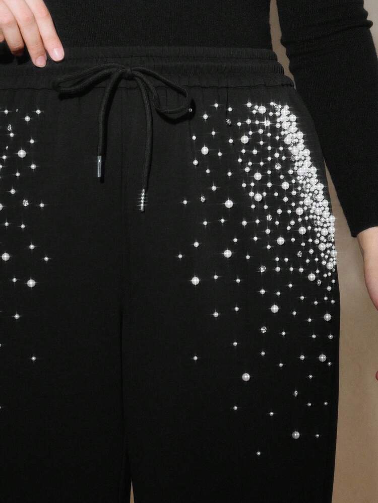 Pantaloni della tuta lunghi neri moderni e molto decorati con perline per donna