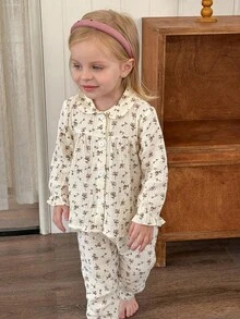 SHEIN Playful Pals 2 pezzi Set di maglietta a maniche lunghe con colletto a volant e stampa floreale e pantaloni per bambine, adatto per autunno/inverno, da indossare in casa o all'aperto - Albicocca - Visualizzare 3