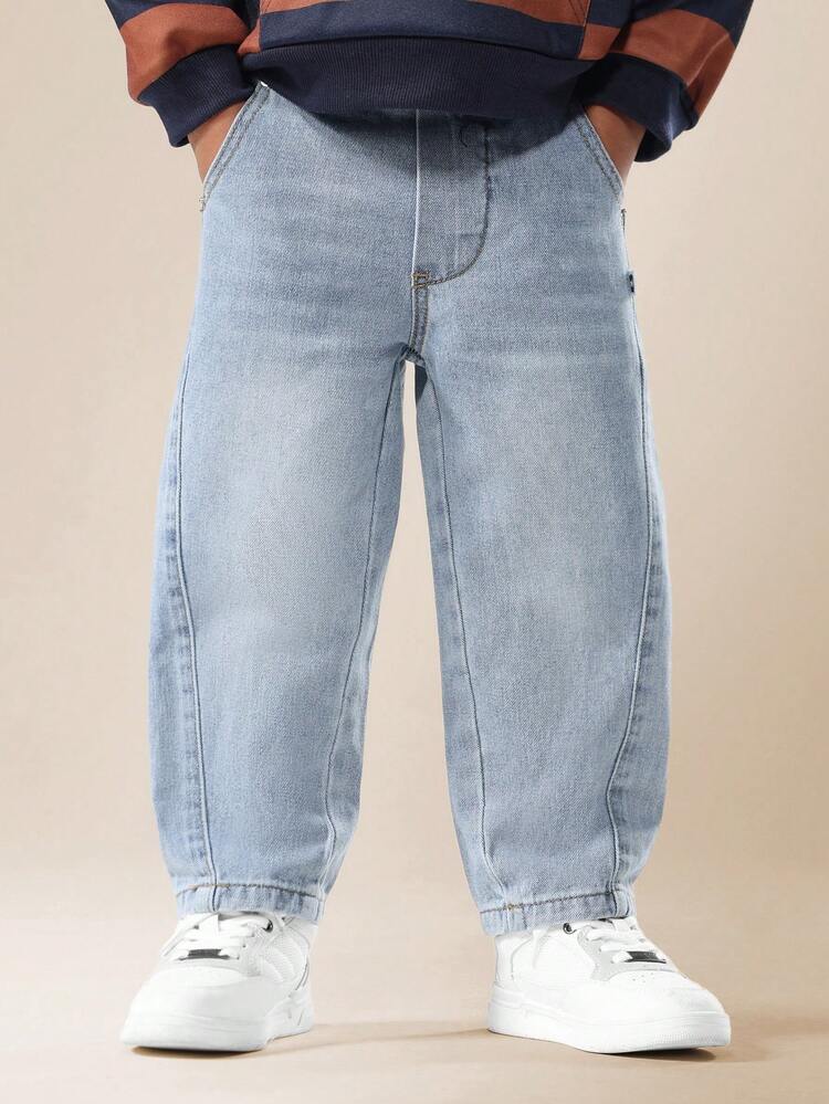 솔기 디테일과 와이드 레그가 돋보이는 풀온 데님 진