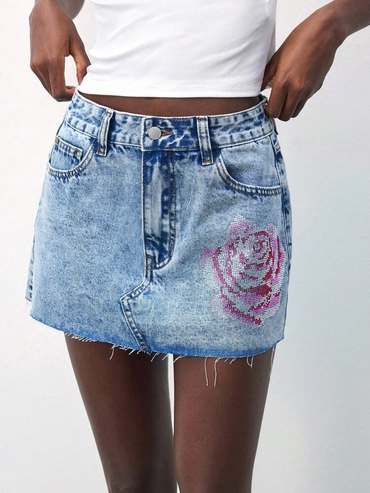 SHEIN Maija Minigonna in jeans sexy a vita bassa blu, gonna con strass e diamanti a forma di rosa in stile Y2K e Ins, gonna in jeans con strass autunnale da donna
