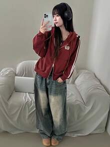 DAZY Áo nỉ có mũ in họa tiết thoải mái, dáng rộng cho nữ, áo khoác có khóa kéo phong cách sinh viên - Màu Đỏ Sâu - Xem 5