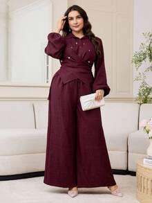 Modelyn Conjunto de 2 piezas de camisa y pantalones con envolvente cruzado y decoración de rhinestones para tallas grandes