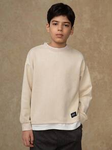 SHEIN 青少年男孩街头休闲 UNPL 单件T恤，二合一拼接单件T恤，主色调为柔和米色，经典圆领设计，下摆处白色内衬拼接，增添层次感和时尚感，秋冬上衣，返校季必备，哥特风基础款