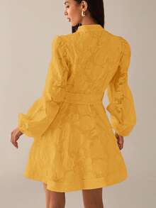 Lilora 优雅甜美提花纹理优质立领收腰大A字型前扣泡泡袖灯笼袖短款女士连衣裙，春夏奶油色连衣裙维多利亚复古风格连衣裙法式风格连衣裙象牙色连衣裙都市风格 - 金色 - 查看 2