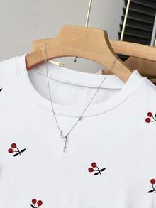 SHEIN Blusa de manga corta con cintura fruncida y versátil, con estampado de cerezas en todo el diseño, para verano - Blanco - Ver 3