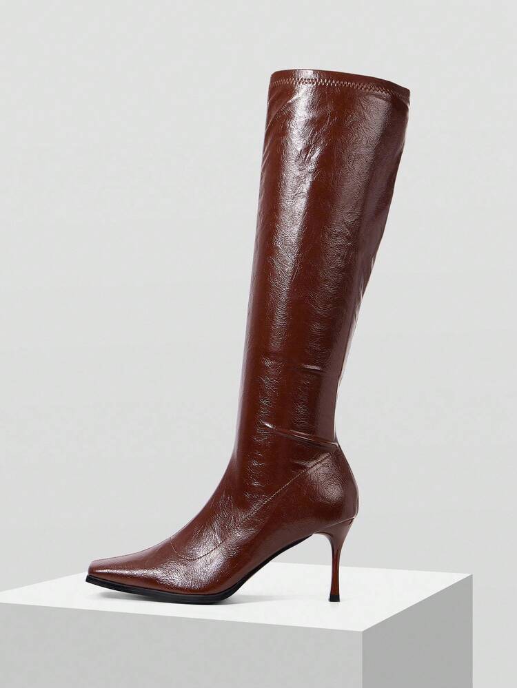 BOTAS ALTAS DE MUJER DE TACÓN DE AGUJA CON CREMALLERA LATERAL Y PUNTA CUADRADA EN COLOR MARRÓN