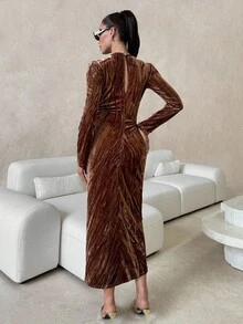 Lavishia Váy nhung nâu tay dài cổ tròn nhún eo xẻ sau gợi cảm thời trang cho nữ, mùa thu/đông - màu nâu - Xem 2