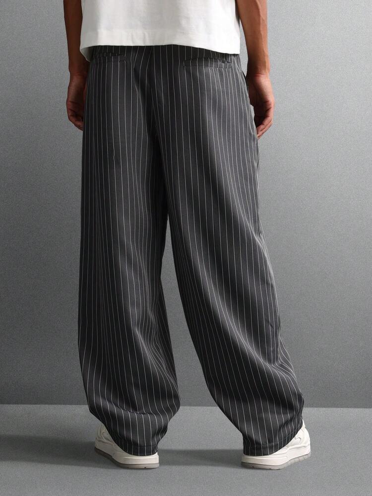 Pantalón holgado de raya diplomática con pliegues