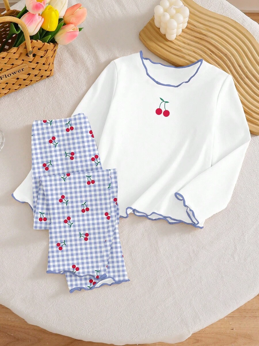 SHEIN Playful Pals 女婴两件套睡衣套装，樱桃图案蓝色荷叶边针织长袖上衣和蓝色樱桃格子长裤，适合所有季节 - 白色 - 查看 1