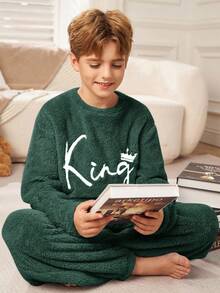 SHEIN 2pcs Tween Boy Minimalist Letter Embroidered Crew Neck Long Sleeve Top And Soft Fleece Pajama Pants Set, Comfortable Homewear Sleepwear, Autumn/Winter - Dark Green - View 3