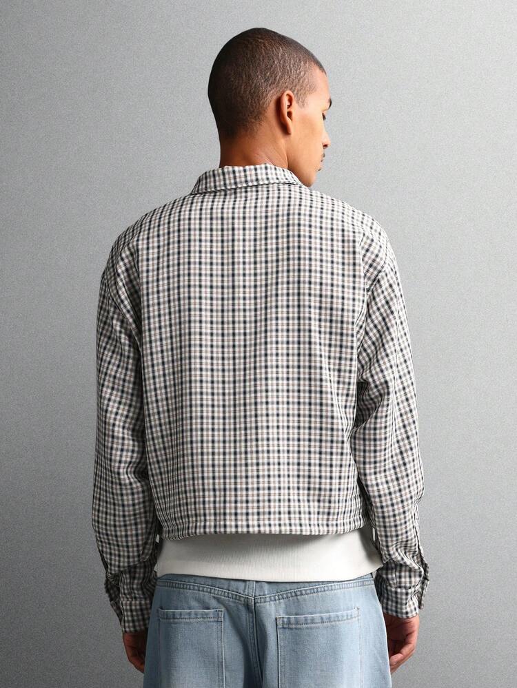 라벨 디테일이 있는 크롭 버튼 다운 체크 패턴 셔츠