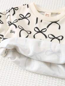 Cozy Pixies 2 Stücke Baby Mädchen Schmetterling Dekor Set mit Rundhals Langarm Sweatshirt und Hose mit elastischem Bund, bequem, vielseitig, stylisch, Lässig, niedliches Muster, minimalistisch, basic, geeignet für Innen, Outdoor Skifahren, Alltag, Sport, Spiel, Party, Fotografie, Weihnachten, Sportbekleidung Herbst Outfit Winterkleidung