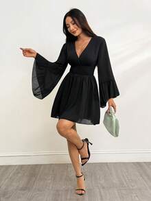 SHEIN PETITE 尺码 V 领褶皱腰 A 字形喇叭袖连衣裙，波西米亚嬉皮 Y2K 风格，适合夏季、游牧氛围、暑假、音乐节、毕业季返校服装，飘逸连衣裙 - 黑色 - 查看 3