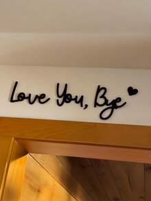 SHEIN 1件裝「Love You Bye」黑色橫幅，毛氈裝飾，牆面標誌裝飾，走廊入口、臥室，溫馨裝飾橫幅 - 黑色. - 查看 1