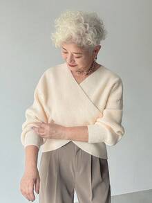FRIFUL 女式纯色 V 领落肩长袖交叉设计宽松休闲百搭毛衣，秋冬 - 米色 - 查看 5