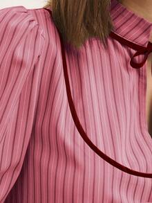 Nöista 条纹衬衫，采用醒目的袖子和系带领设计。适合返校季或职场女性。专业又不失俏皮——提升你的商务休闲或工作风格 - 玫瑰紅 - 查看 6