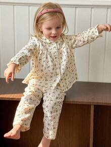 SHEIN Playful Pals 2 pezzi Set di maglietta a maniche lunghe con colletto a volant e stampa floreale e pantaloni per bambine, adatto per autunno/inverno, da indossare in casa o all'aperto - Albicocca - Visualizzare 8