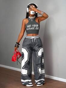 Slaydiva 2025新款夏季休闲截图性感运动风球服圆领工字背心口号Logo白色字母印花截角红色背心+阔腿裤长裤23号红色迷彩条纹印花梭织裤女士两件套套装-B - 灰色 - 查看 9