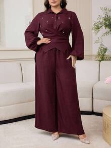 Modelyn Conjunto de 2 piezas de camisa y pantalones con envolvente cruzado y decoración de rhinestones para tallas grandes