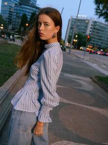 Nöista 这款条纹衬衫采用优雅的立领设计，修身的荷叶边廓形和时尚的褶皱袖口，为女性冬季提供精致优雅的选择，非常适合正式场合、日常精致装扮、节日圣诞造型和优雅的新年装束。 - 藍色 - 查看 3