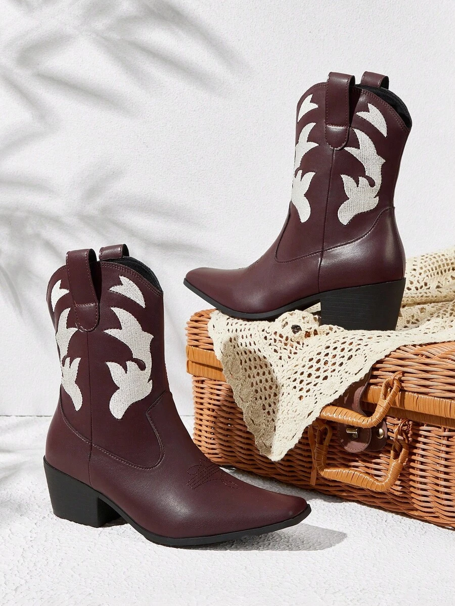 Styleloop Botas de tacón grueso con punta cuadrada y bordado blanco de PU para mujer, de estilo fashionable, adecuadas para Halloween, Navidad, fiestas, festivales de música, otoño y uso diario - Marrón Chocolate - Ver 1