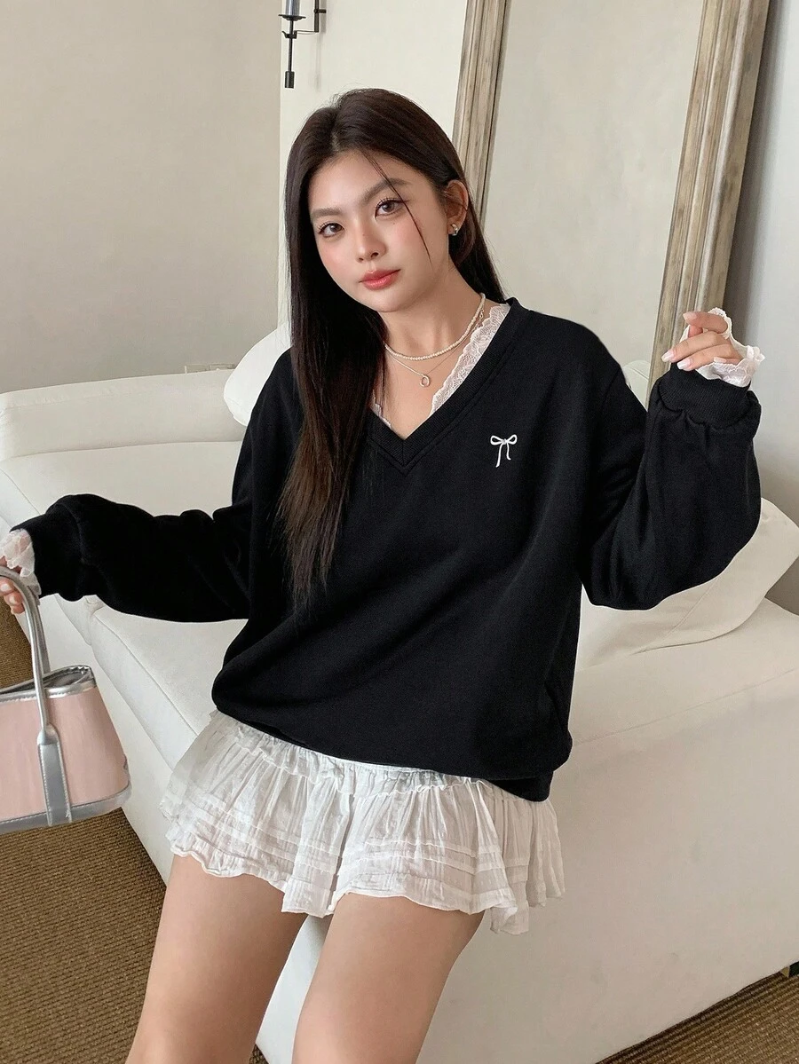 Dazy Plus V領對比蕾絲緞帶休閒蝴蝶結印花寬鬆大尺碼女款衛衣,秋季 - 黑色 - 查看 1