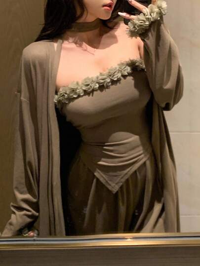 DAZY סט טרקלין 3 חלקים: טופ סטרפלס רומנטי עם קישוט פרחוני תלת-ממדי ומכפלת א-סימטרית, חלוק ארוך ורפוי עם חגורה ומכנסיים, חליפת טרקלין, בגדי חורף לסתיו, תלבושת נעימה