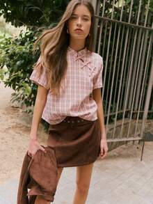 Nöista This Girly Top Features A Stand-Up Collar With Chinese-Inspired Elements. Three Buttons Add An Oriental Touch. The Short-Sleeved, Straight-Fit Silhouette And Clean Cut Enhance Comfort And A Casual Feel. The Plaid Pattern Creates A Retro, Preppy Vibe With A Casual, Everyday Feel. It's Perfect For Casual Outings, Gatherings With Friends, Cultural Events, And More, And Can Easily Be Integrated Into A Lightly Retro Or Sweet Style.