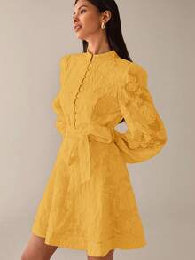 Lilora 优雅甜美提花纹理优质立领收腰大A字型前扣泡泡袖灯笼袖短款女士连衣裙，春夏奶油色连衣裙维多利亚复古风格连衣裙法式风格连衣裙象牙色连衣裙都市风格 - 金色 - 查看 7