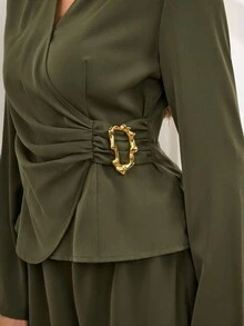 EMERY ROSE 女士优雅两件套，裹身上衣和直筒裤，优雅适合外出和聚会，橄榄绿色金属纽扣装饰上衣女士优雅套装 - 軍綠色 - 查看 6