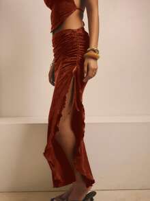 عنابي اللون