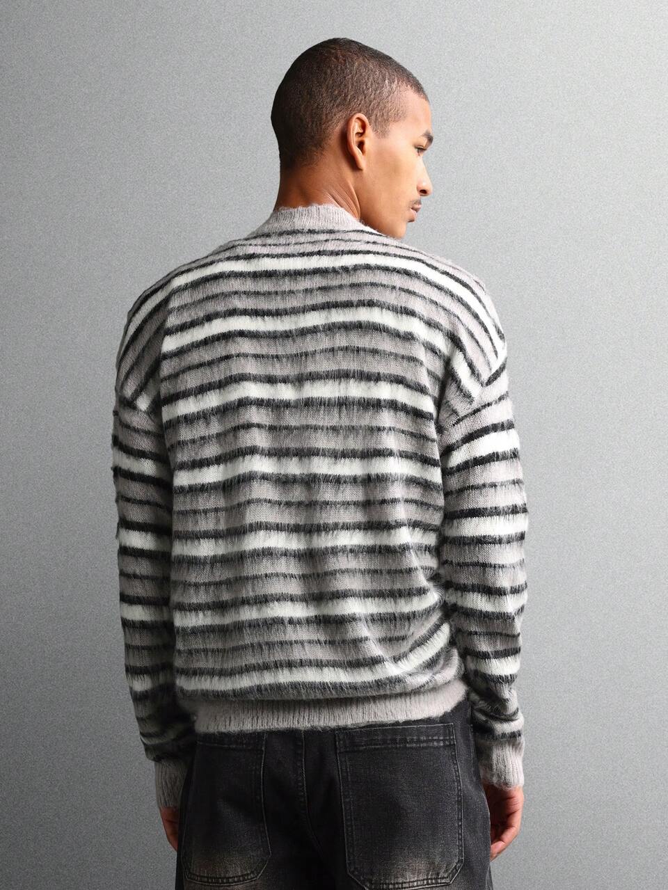 Maglione lavorato a maglia a righe soffice con scollo rotondo