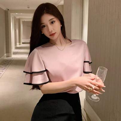 대조되는 엣지 디테일과 라운드 네크라인이 있는 우아한 여성용 더블레이어 러플 헴 반팔 셔츠, 새해 전야, 여름 반팔 탑