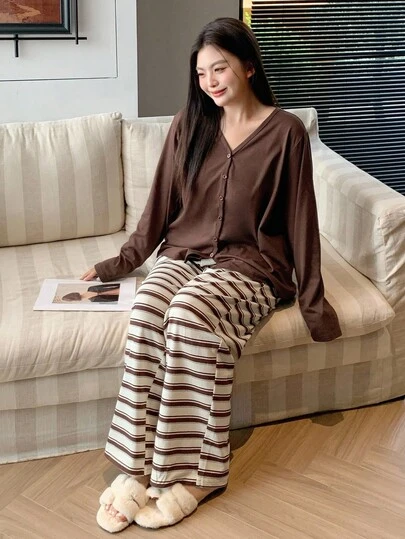 Dazy Plus 两件套加大码女士休闲睡衣套装，纯色宽松V领上衣搭配条纹长裤，适合居家休闲和外出穿着，秋冬季服装，舒适保暖。