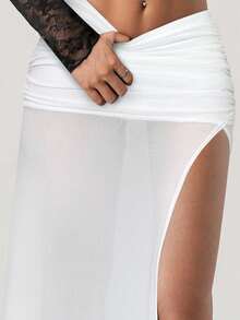 SHEIN ICON Falda sexy de vacaciones con decoración metálica, cintura fruncida y abertura alta de malla negra para mujer