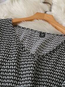 SHEIN CURVE+ Damen Große Größen Bluse mit V-Ausschnitt und Langarm, vielseitig & schlankheitsfördernd, geeignet für Alltag, Pendeln, Lässig Bekleidung, Herbst