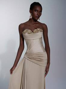 Elitara 优雅缎面无肩带花卉贴花腰部褶皱侧垂褶美人鱼式可调节系带连衣裙，适合约会、度假、单身派对、节日、婚礼、正式活动、情人节等场合。 - 香檳色 - 查看 3