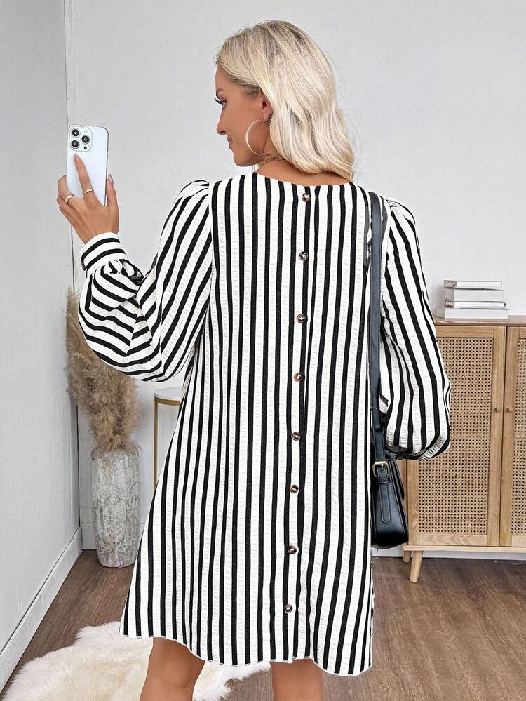 Vestido Curto Casual Solto Reto de Mulher com Gola Redonda, Manga Balão e Fechamento Único Nas Costas