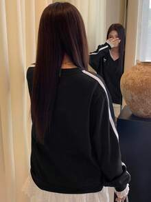 Dazy Plus V領對比蕾絲緞帶休閒蝴蝶結印花寬鬆大尺碼女款衛衣，秋季 - 黑色 - 查看 2