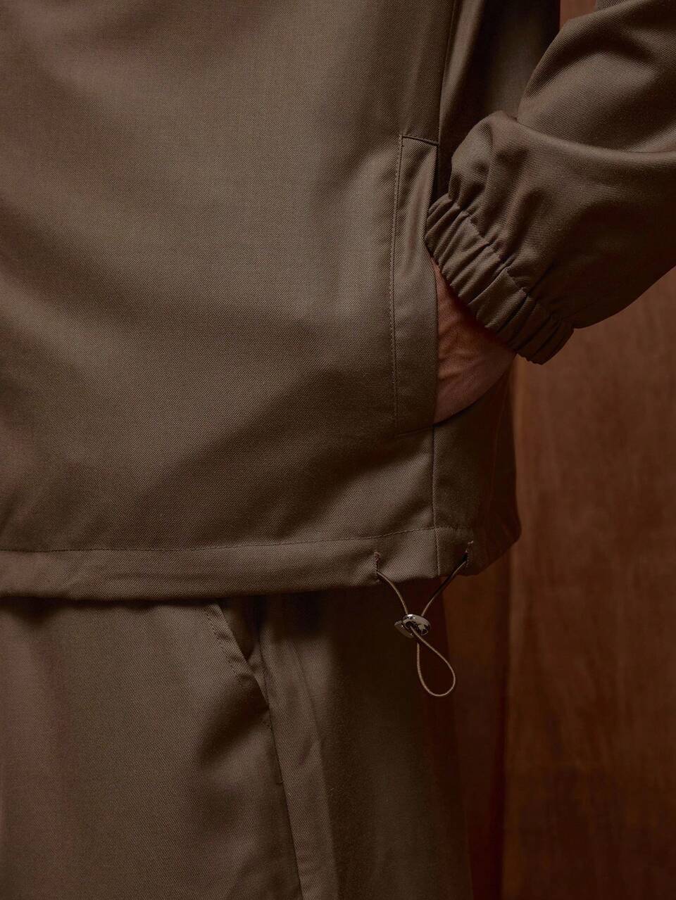 Giacca bomber con colletto alto a coste, vestibilità morbida, maniche lunghe, tasche a filetto, solo parte superiore del tuta, per l'inverno