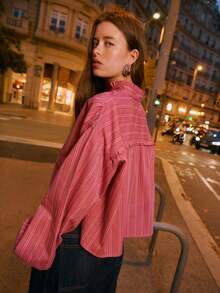 条纹高领衬衫，饰有荷叶边细节和前襟纽扣，褶裥前片和蓬松的灯笼袖营造出浪漫优雅的轮廓，非常适合女性冬季、精致的日常造型、节日夏季造型和优雅的春季装扮。 - 玫紅色 - 查看 7