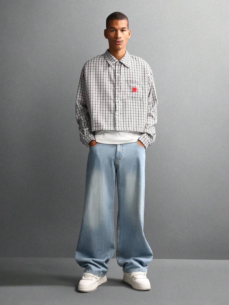 라벨 디테일이 있는 크롭 버튼 다운 체크 패턴 셔츠