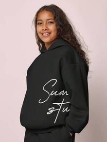 SUMWON 少女超大款连帽衫和阔腿运动裤套装，饰有标志性手写体设计，秋冬舒适休闲度假风。 - 黑色 - 查看 3