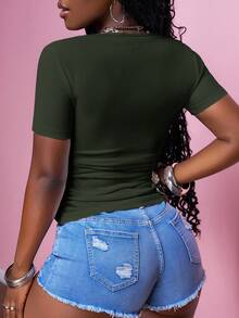 Slaydiva Camiseta feminina básica, versátil e casual para o verão de 2025, com decote em V curto, manga curta e franzido lateral. Ideal para o dia a dia, viagens, encontros com amigos, formaturas, brunch, volta às aulas e deslocamentos diários. - Verde de Exercício - Ver 2