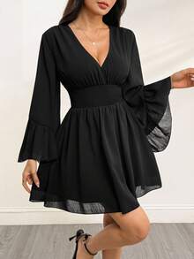 SHEIN PETITE 尺码 V 领褶皱腰 A 字形喇叭袖连衣裙，波西米亚嬉皮 Y2K 风格，适合夏季、游牧氛围、暑假、音乐节、毕业季返校服装，飘逸连衣裙 - 黑色 - 查看 1